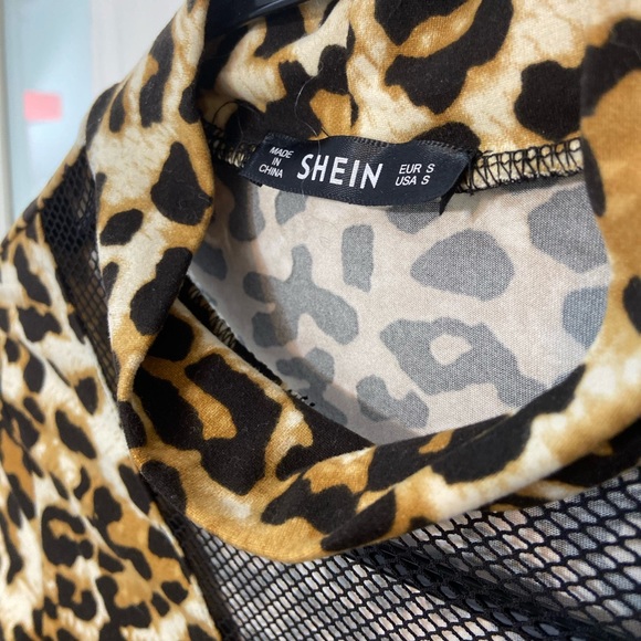 🌸 3 for $15 🌸 Leopard Print Top w/ Mesh Cut-Out - Picture 3 of 3